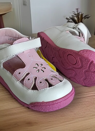 Кожаные туфли босоножки весна, лето белые розовые для девочки закрытые супинатор новые распродажа