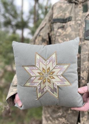 Оберіг «алатир» для військових — подушка 30×30 хакі, захист і підтримка