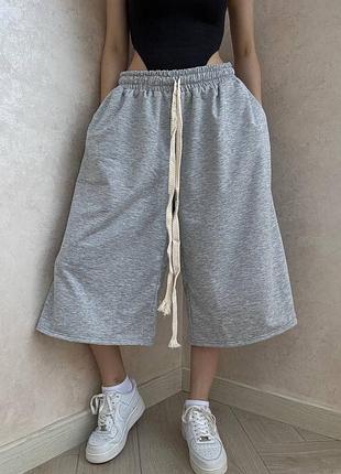 Крутые шорты бермуды из двунитки, удлиненные,