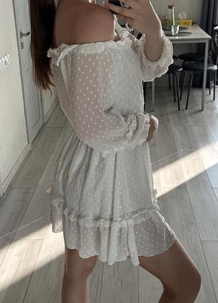 Ніжне плаття у білому кольорі з рюшами у горох