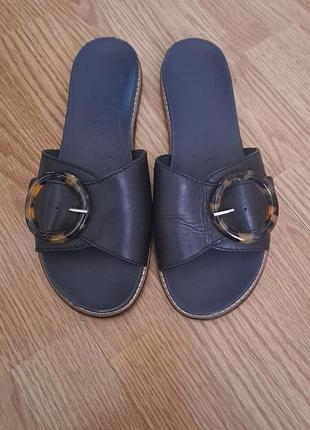 Шкіряні шльопанці