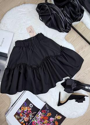 Жіноча стильна спідниця в трьох різних кольорах.