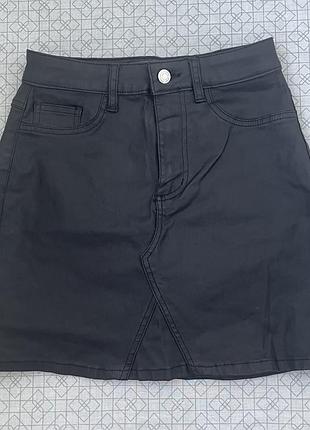 Чисто чорна міні спідниця