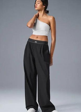 Чорні вільні штани брюки alo yoga suit up trouser (regular) спортивні брючні