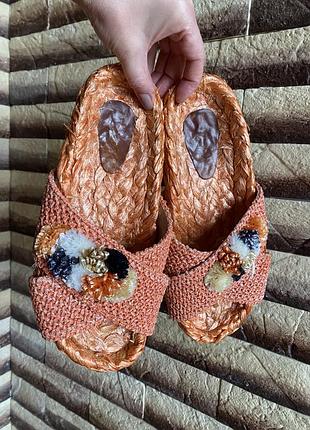 Шльопанці з соломки