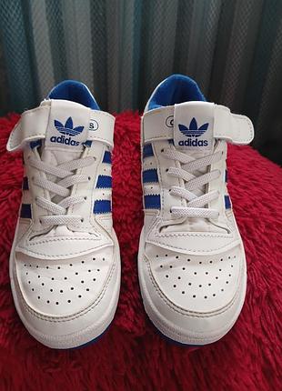 Кроссовки детские, adidas,31р.,по стельке 20см,в отличном состоянии,без дефектов,гарного качества.