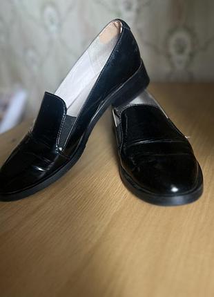 Натуральні лакові лофери туфлі балетки