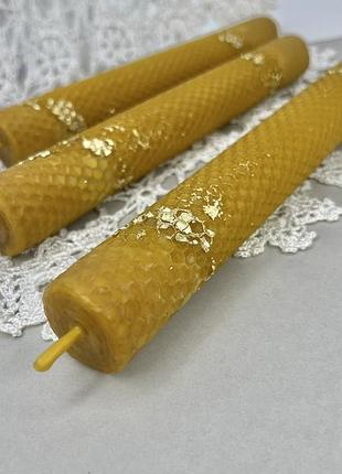 Свеча из натуральной вощености с декором из золотой потали, 26×3 см