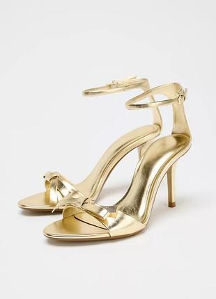 Металлизированные босоножки на каблуке с бантом