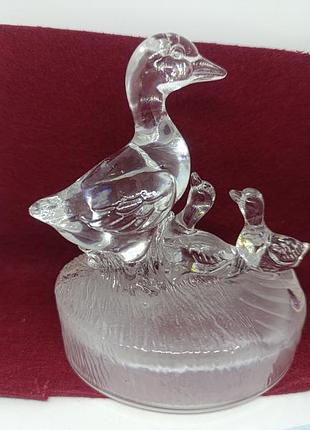 Уточка с утятами. стекло.