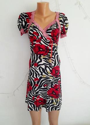 Платье с коротким рукавом и принтом от бренда danza