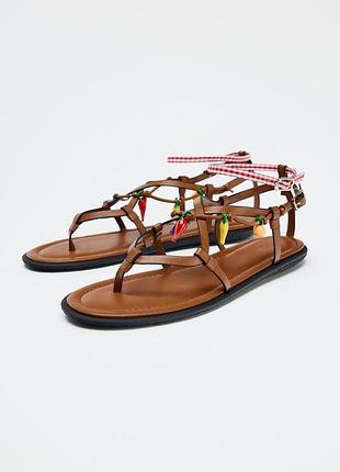 Сандалии с ремешками и подвесками zara