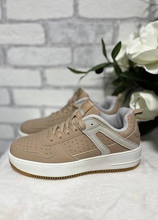 Жіночі кросівки