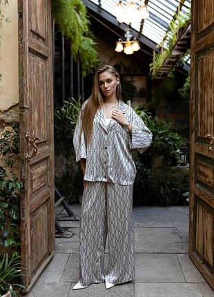 Жіночий сірий шовковий костюм з брюками