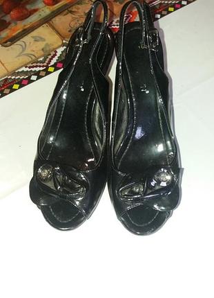 Женские босоножки