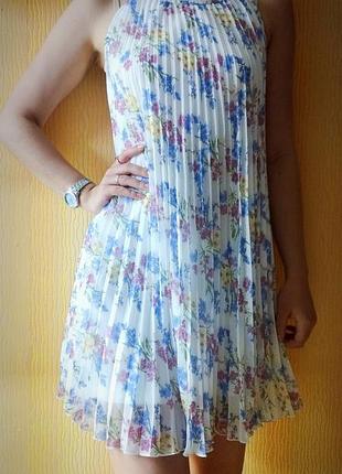 Белое платье плиссе в цветочный принт платье гафре белое с цветами.