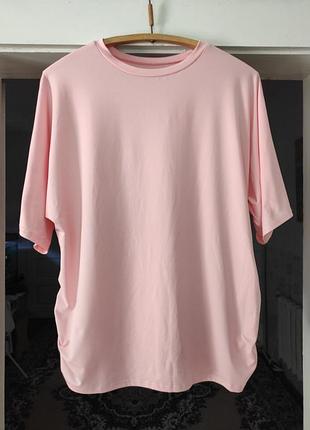 Футболка приємного рожевого кольору великого розміру,по- боках оздоблена драпіровкою.