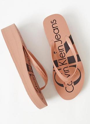 Брендові оригінальні нові пудрові шльопанці на платформі calvin klein 26 см