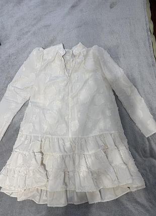 Яскрава біла сукня