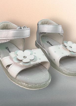 Детские босоножки сандалии для девочки белые с пяткой на липучках( уценка витрина)  21(13,5)