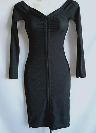 Чорне обтисле коротке плаття міні в рубчик із відкритими плечима на худі фігуру