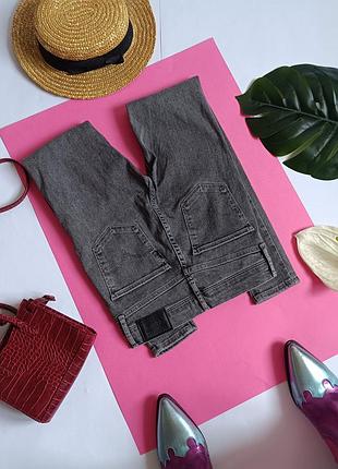 Шикарні вузькі джинси сірі levis 25