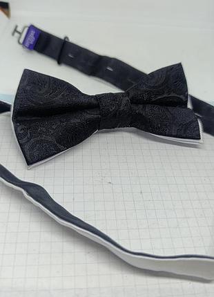 Чорно-білий метелик.