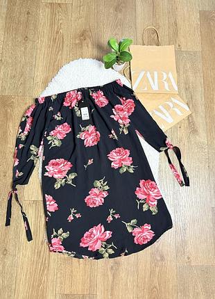 Сукня з відкритими плечима