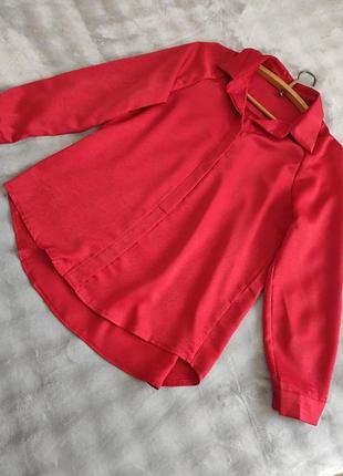 Рубашка насыщенного красного цвета с длинным рукавом.