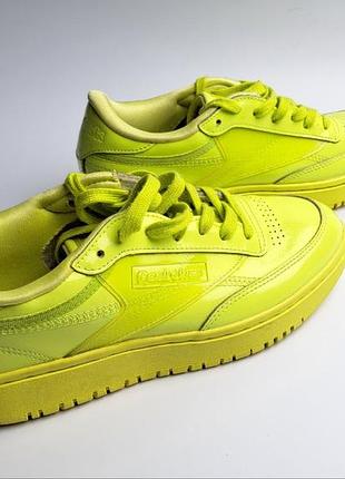 Яркие женские кроссовки reebok club c cardi b