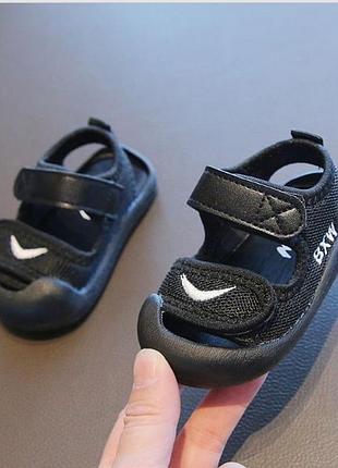 Босоніжки сандалі