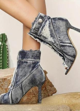 Женские джинсовые ботильоны на каблуке,
модные туфли с открытым носком,
стильный тоннель на лето, размер 36,
удобная колодка, в идеальном состоянии