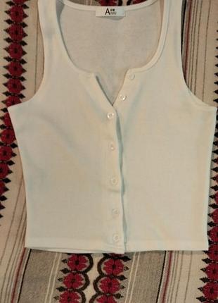 Белый топик на пуговицах