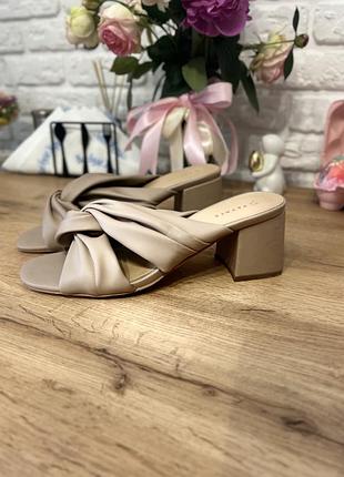 Босоніжки-шльопанці