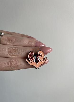 Пін значок металевий брошка нирки в надійних руках