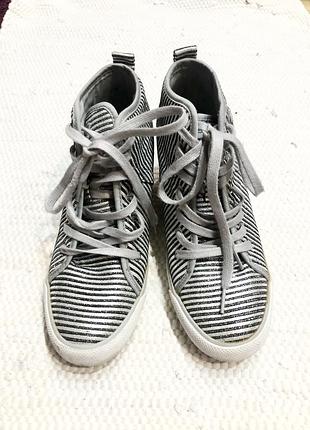 Снікери 38 р.