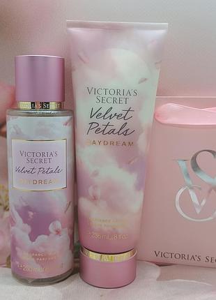 Подарочный набор velvet petals daydream victoria’s secret.