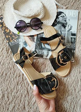 Красивые лаковые босоножки/сандалии