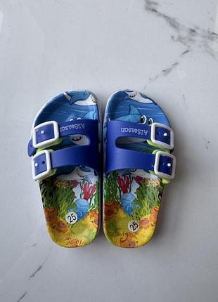 Шльопанці на пляж або в басейн