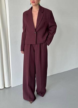Класичний жіночий брючний костюм