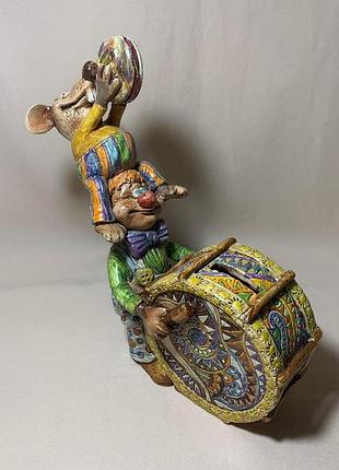 Скульптура керамическая, статуэтка из керамики, копилка из керамики "клоун с крысой", фигурка из керамики
