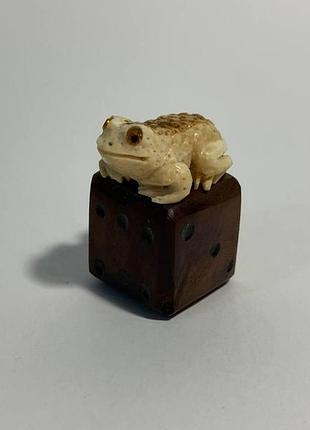 Авторская статуэтка фигурка "жаба на кубике", "лягушка на бочонке" из бивня мамонта
