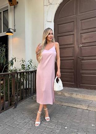 Жіноча літня шовкова пудрова сукня на бретельках міді з розрізом на нозі