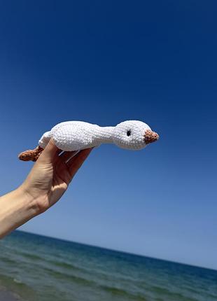 Вязаная игрушка гусь  ручная работа