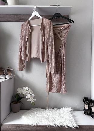 Блестящий костюм