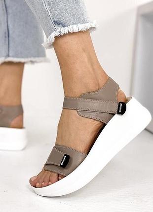 Бежеві босоніжки з натуральної шкіри на білій танкетці на липучках 41 — 26,5 см