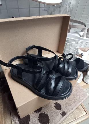 Босоножки кожаные черные