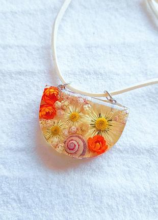 Кулон ручної роботи з епоксидної смоли та справжніми квітами