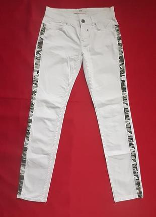 Белые джинсы Coccara
