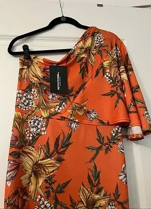 Розпродаж сукня prettylittlething міді на одне плече7 фото